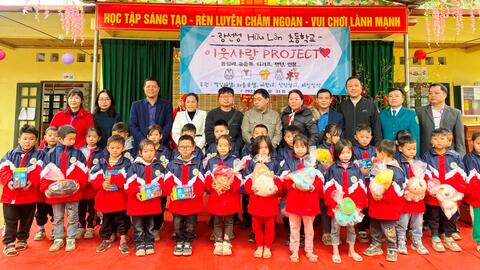 Tổ chức Tương lai tươi sáng trao quà viên trợ tại Lạng Sơn