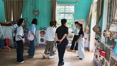 The delegation from Bright Future Welfare Fund Organization, Republic of Korea conducts survey for volunteer activities in Loc Binh