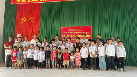 Tổ chức Trẻ Em Việt Nam Kết Nối Toàn Cầu trao tặng học bổng cho học sinh có hoàn cảnh khó khăn tại xã Khánh Khê, tỉnh Lạng Sơn