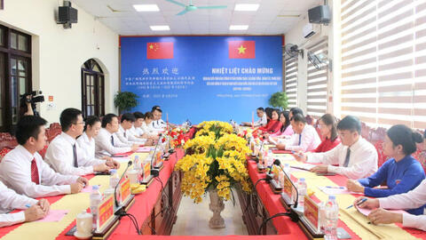中国广西凭祥市凭祥镇和上石镇代表团出席谅山省同登乡越南国庆80周年纪念活动