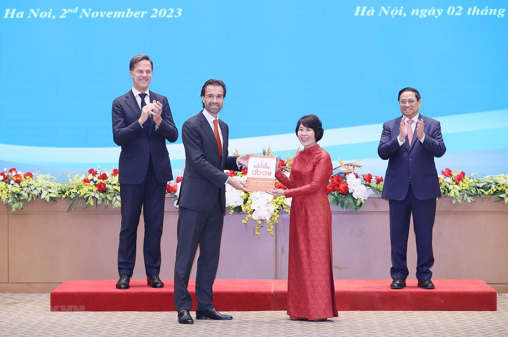 Description: Thủ tướng Phạm Minh Chính và Thủ tướng Hà Lan Mark Rutte chứng kiến lễ trao trao Sách Cam Hà Lan. (Ảnh: TTXVN)
