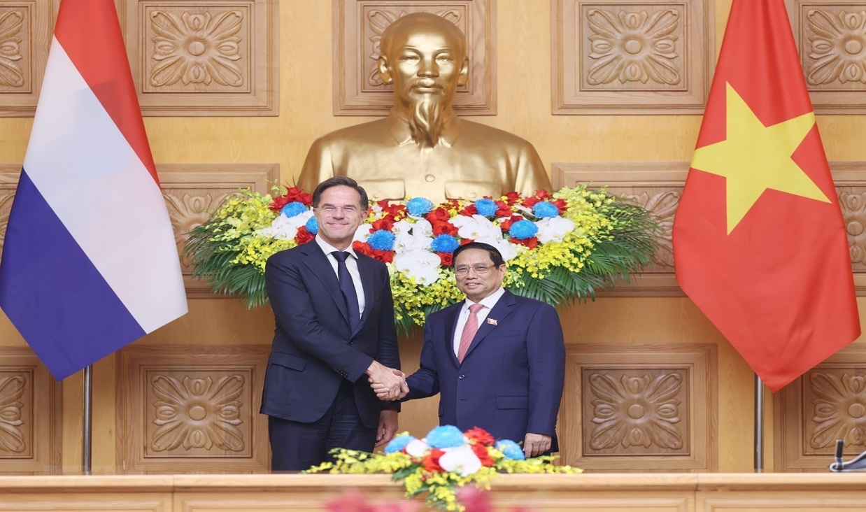 Description: Thủ tướng Phạm Minh Chính và Thủ tướng Hà Lan Mark Rutte tại buổi hội đàm. (Ảnh: TTXVN)