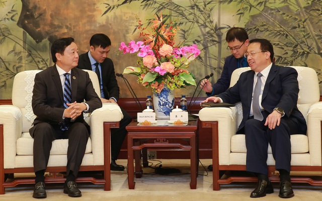 Description: Phó Thủ tướng Trần Hồng Hà và đồng chí Cung Chính, Thị trưởng thành phố Thượng Hải (Ảnh: VGP)