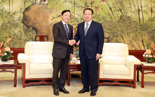 Description: Phó Thủ tướng Trần Hồng Hà và đồng chí Cung Chính, Thị trưởng thành phố Thượng Hải (Ảnh: VGP)