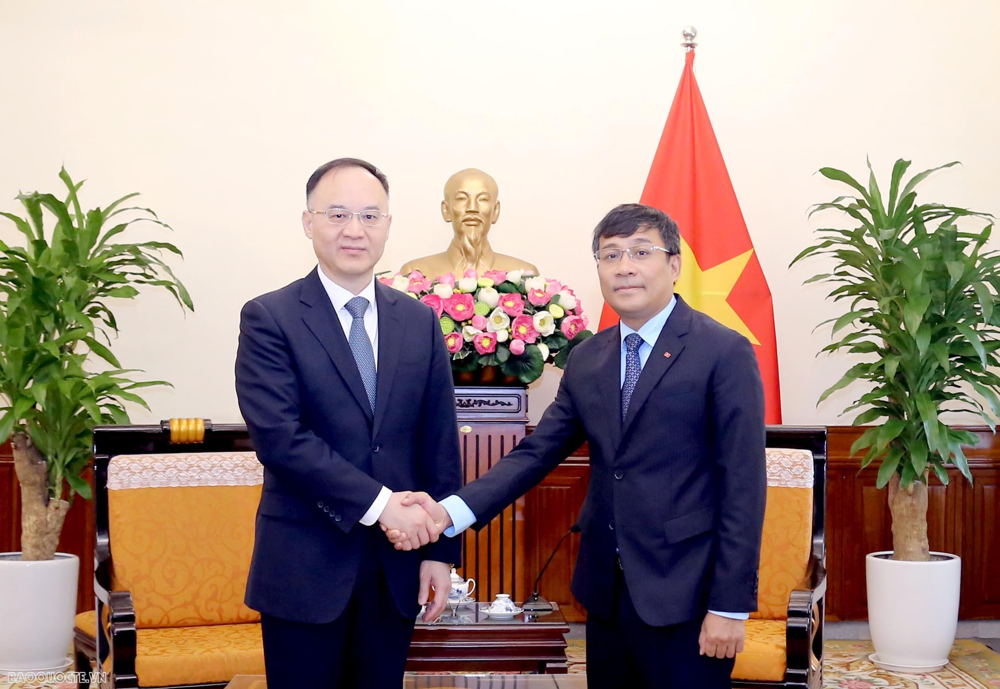 Description: Thứ trưởng Thường trực Ngoại giao Nguyễn Minh Vũ tiếp, hội đàm với Trợ lý Bộ trưởng Ngoại giao Trung Quốc Nông Dung