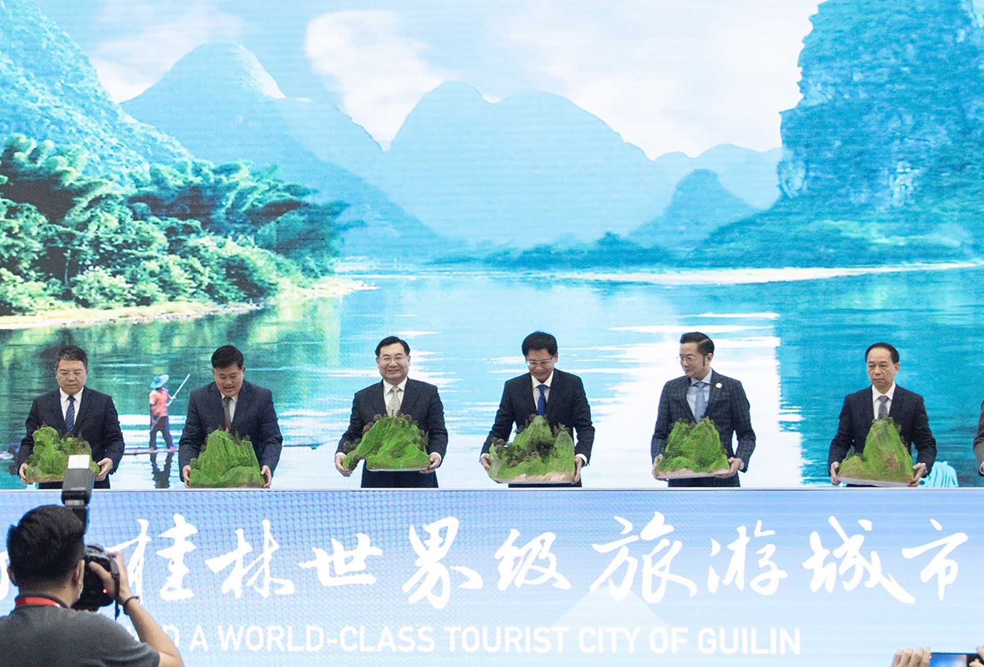 Description: C:\Users\Tinh Tu Computer\Desktop\gian-hang-viet-nam-duoc-quan-tam-rong-rai-tai-hoi-cho-du-lich-trung-quoc-asean-2022_1.jpg